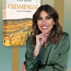 Descubra o livro “Champagne – Só Vem de Champagne”, da especialista Júlia Jasper. Um mergulho real na região de Champagne com conteúdo exclusivo, histórias e brindes especiais!