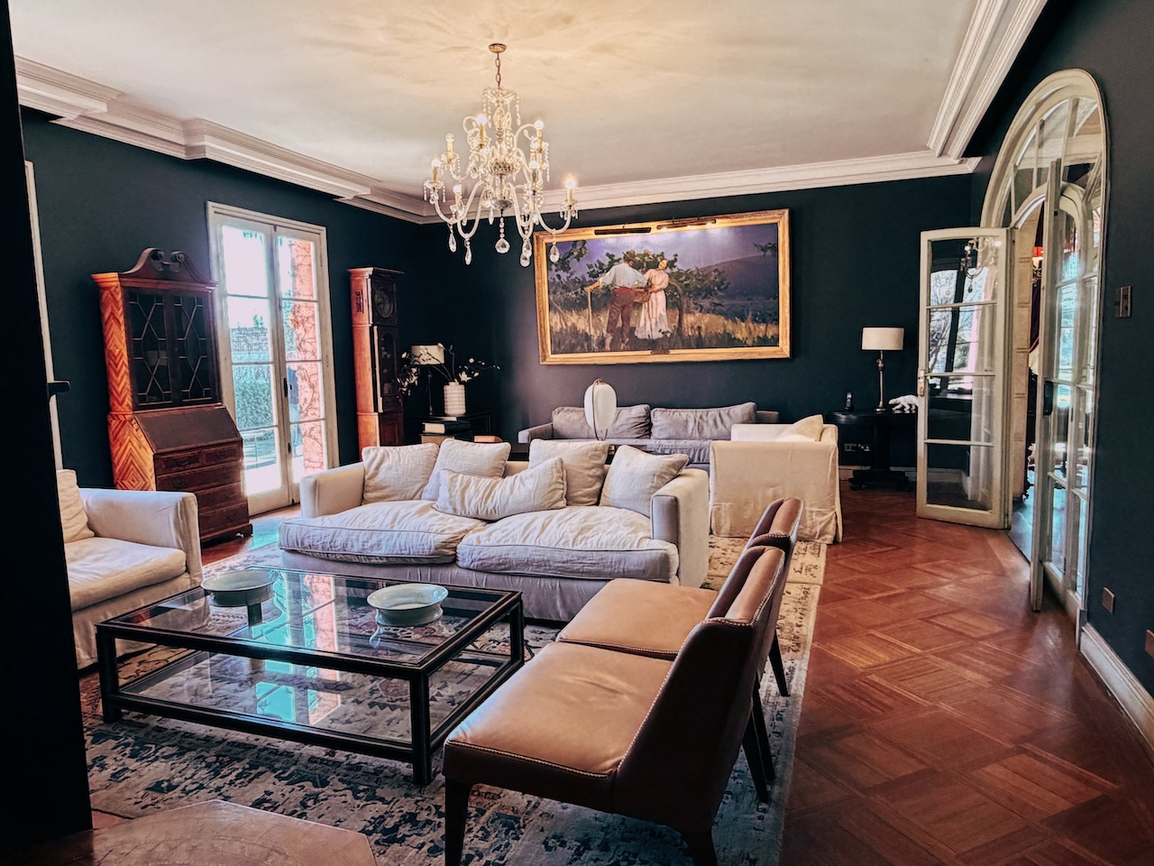Interior da Casona da Vinícola Tarapacá de 1927. Júlia Jasper - Conhecendo o Mundo com Julia - Terroir Collection