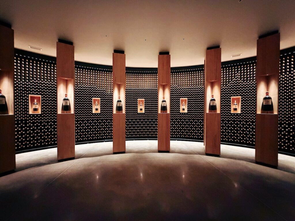 biblioteca de vinhos da Almaviva com safras históricas