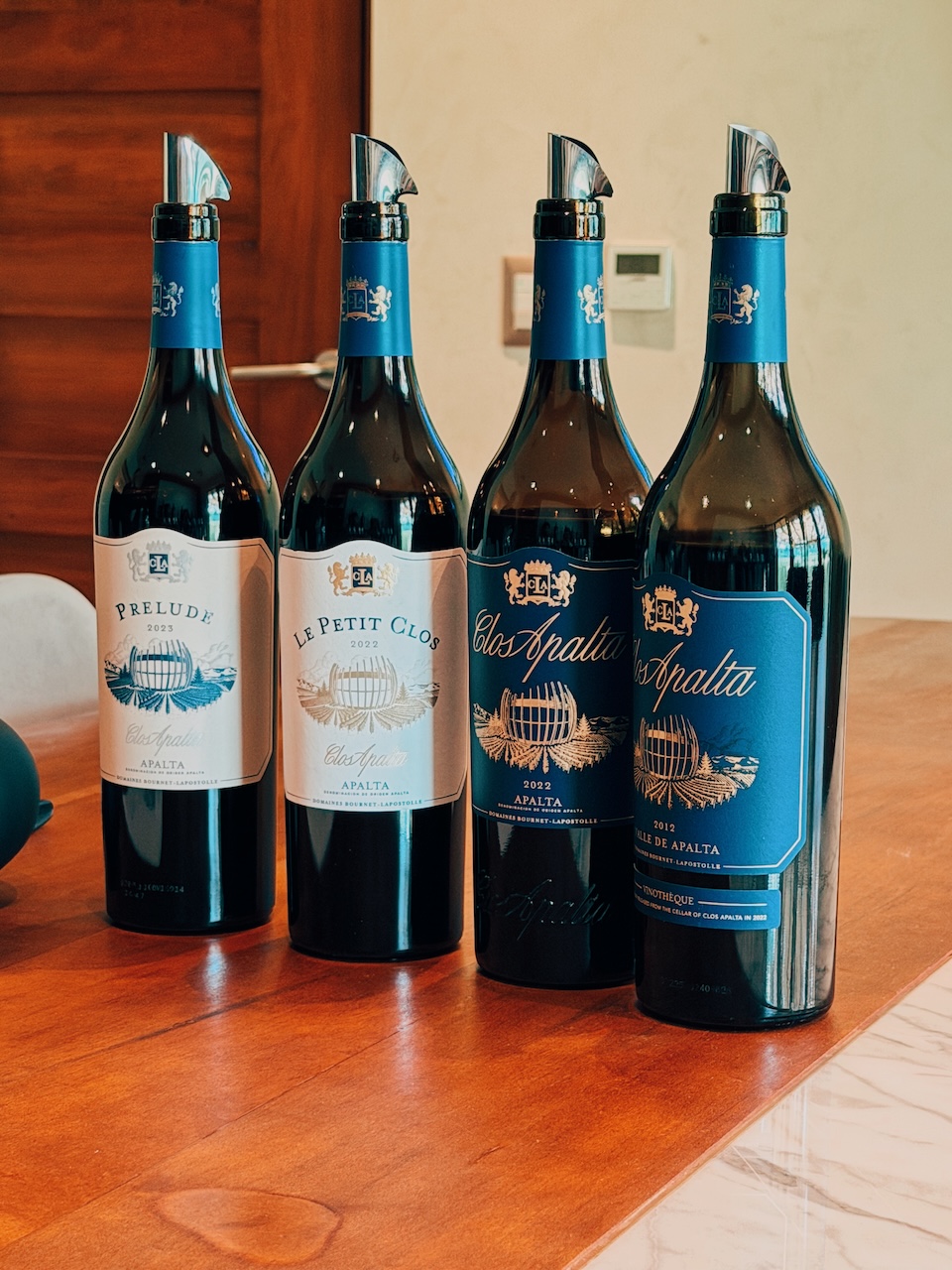 Garrafa de Clos Apalta 2022, vinho ícone de Carménère do Vale de Apalta - Conhecendo o Mundo com Julia | Terroir Collection