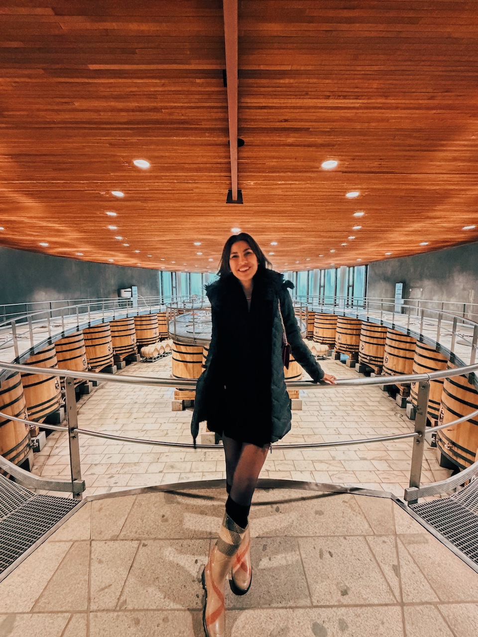 Cubas de carvalho francês em círculo na bodega do Clos Apalta - Conhecendo o Mundo com Julia | Terroir Collection