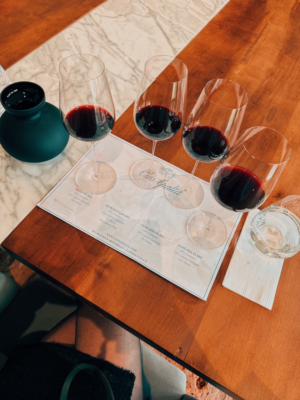 Garrafa de Clos Apalta 2022, vinho ícone de Carménère do Vale de Apalta - Conhecendo o Mundo com Julia | Terroir Collection