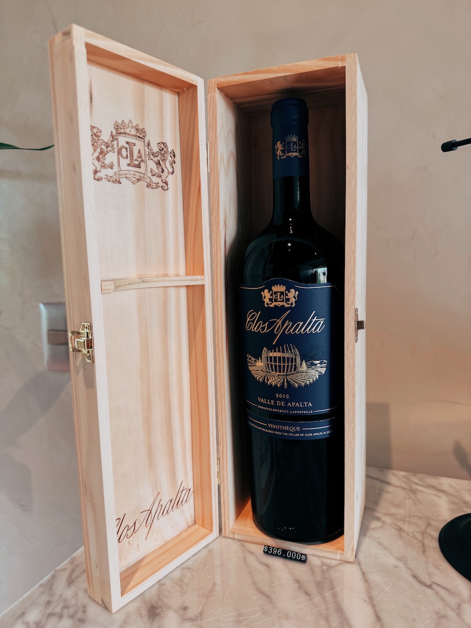 Garrafa de Clos Apalta 2022, vinho ícone de Carménère do Vale de Apalta - Conhecendo o Mundo com Julia | Terroir Collection