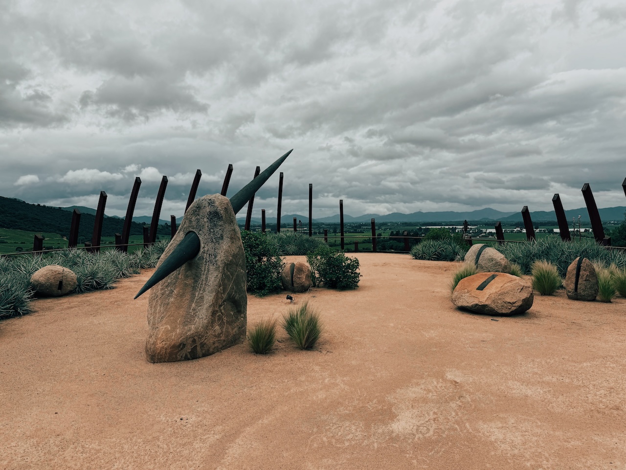 Vinícola Clos Apalta e o anfiteatro de vinhedos no Vale de Apalta, Colchagua - Conhecendo o Mundo com Julia | Terroir Collection - Relógio de sol